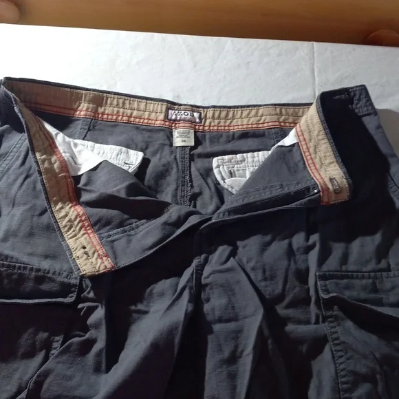 IZOD Men's flat front shorts, size 38 - Picture 4 of 5